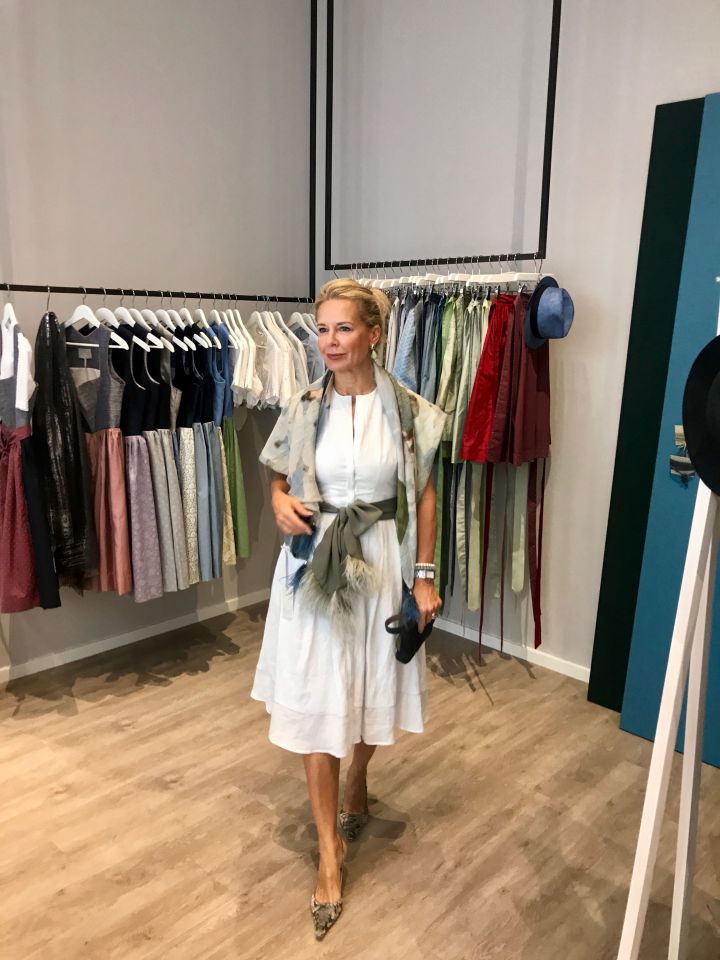 Danke Clara für Deine tolle Kollektion, Du bereicherst mit Sensibilität und Qualität die Trachtenwelt und machst jedes Dirndl zu einem Schmuckstückchen.