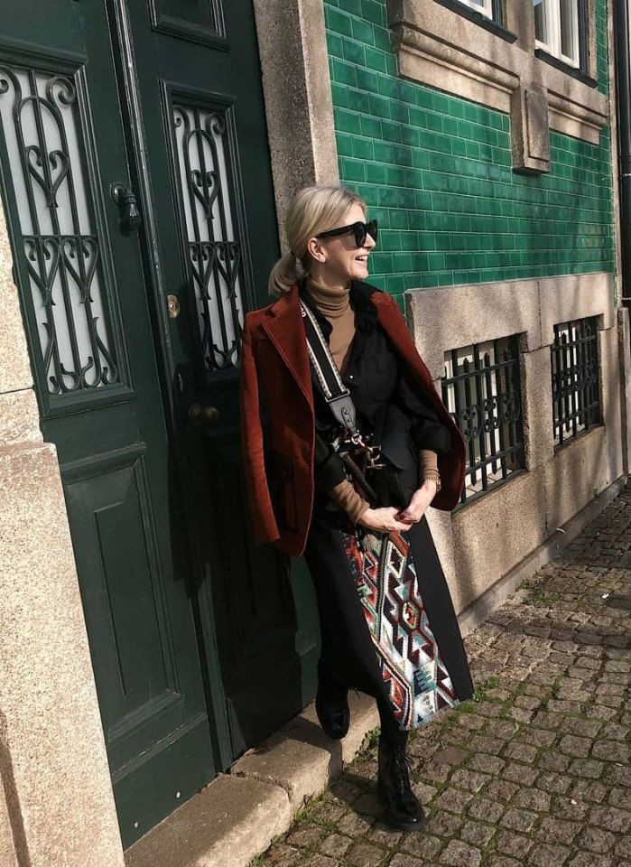 Mode ist...was wir daraus machen und das ist ganz wundervoll. Die Bloggerin Bibi Horst erzählt vom ureigenen Stil in der Mode und dem Mut gerade mit Mitte 50, ihren Styling Weg zu gehen, Sie motiviert aber auch, andere dazu, Mut zu ihren eigenen Styles zu haben.
