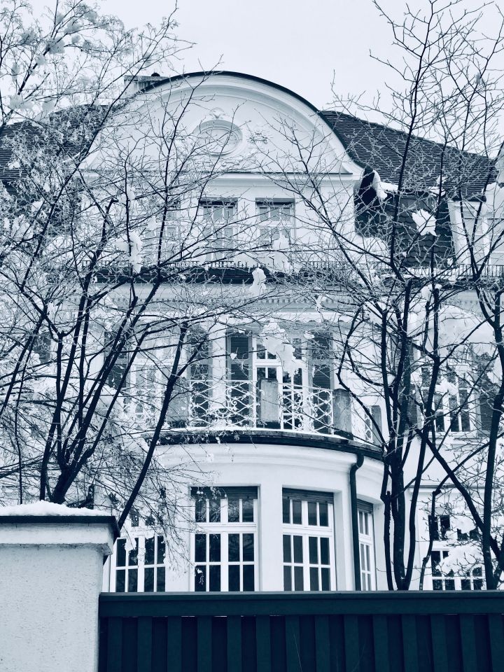 Die Bloggerin Bibi Horst zeigt uns wundervolle winterliche Hausfassaden in München Bogenhausen.