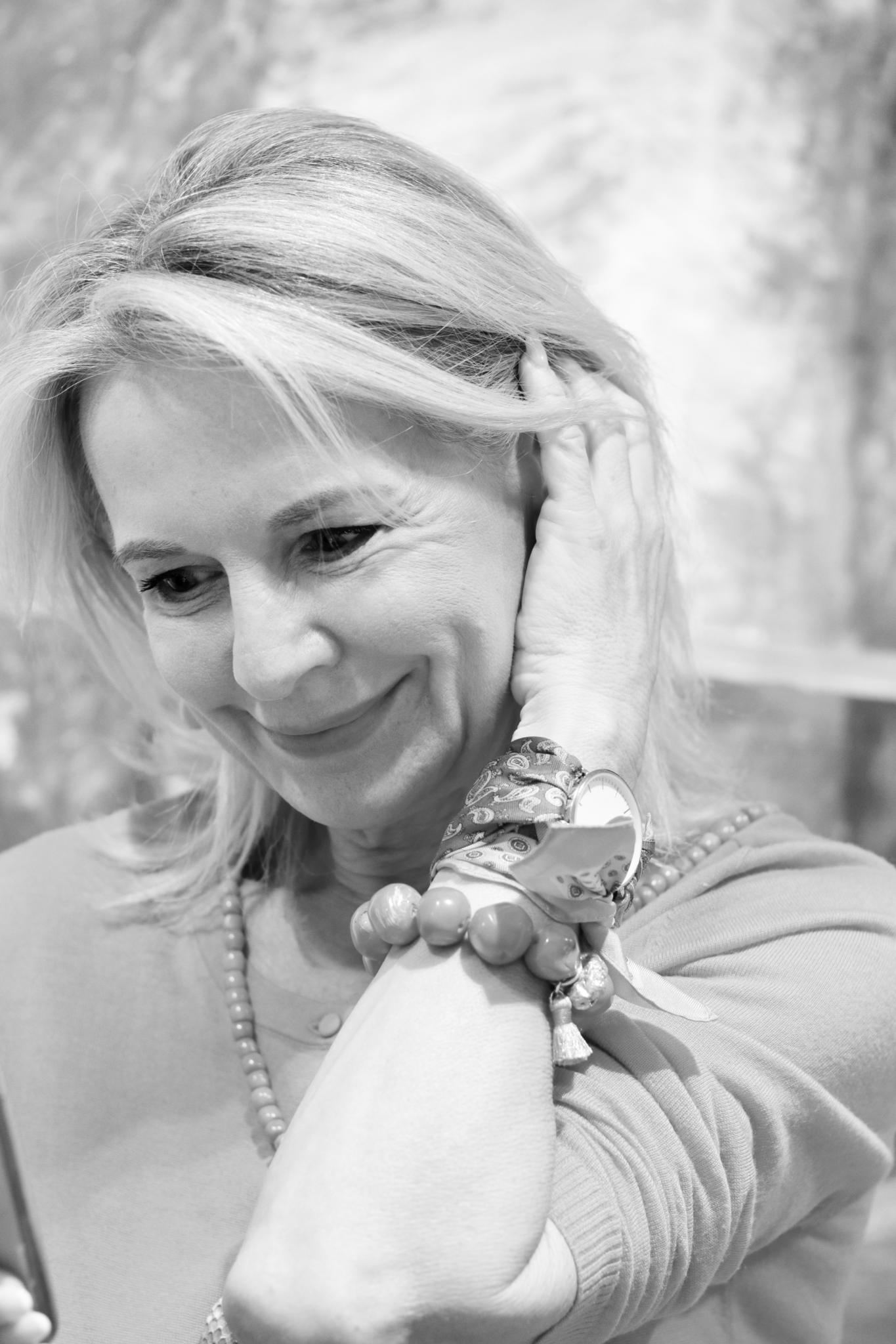 Bibi Horst ist Herausgeberin des Online Magazins Schokoladenjahre 45+ und Stilexpertin in Sachen Mode & Styling und Anti-Aging & Vitality