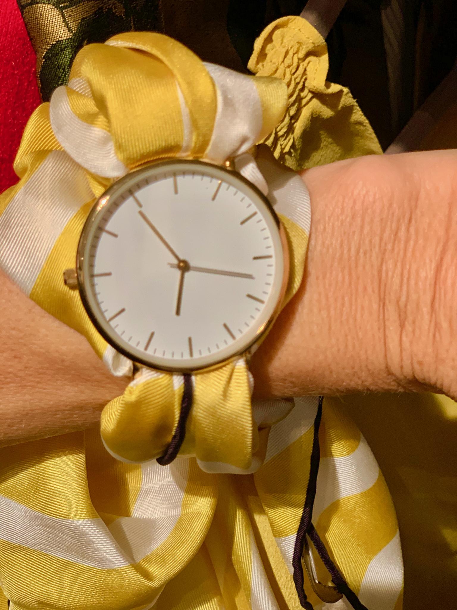 Bibi Horst's Eigenkreation, eine Twilly Uhr, aus Seidentüchern entwirft Bibi Horst eine neue Uhrekreation